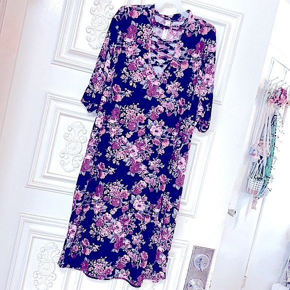 Pretty Short-Sleeve All-Over Floral Pattern MIDI T-Shirt Dress•So Soft & Comfy - Picture 4 of 16